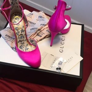 Gucci round toe heels
